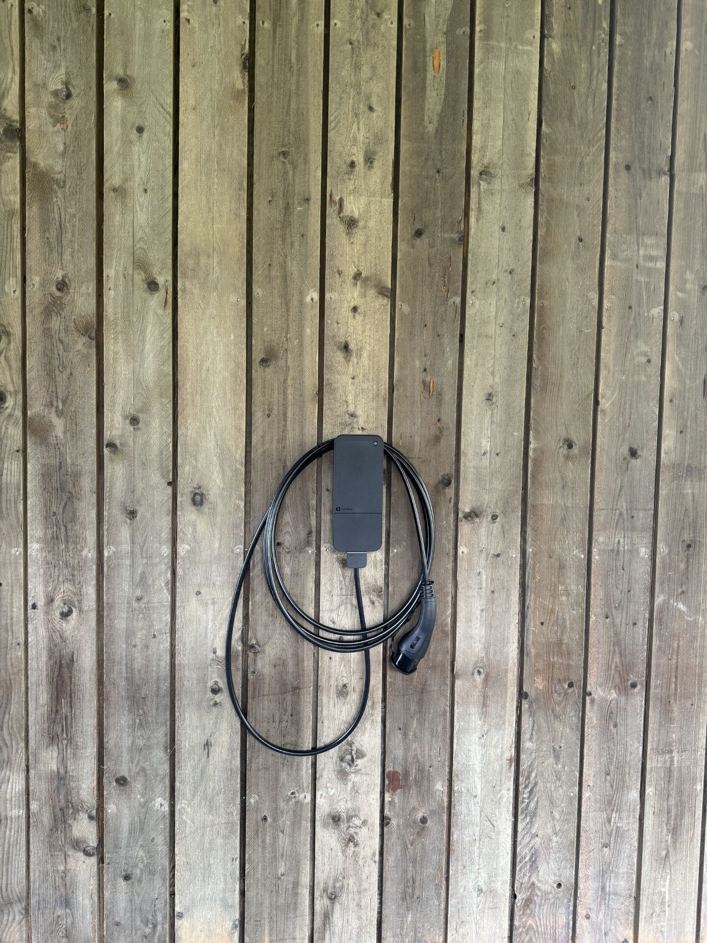 Laddbox monterad på träfasad