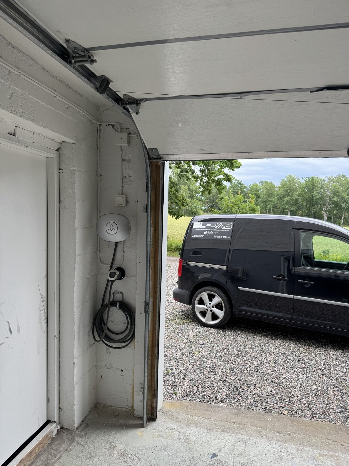 Laddbox i garage installerad av EL-JAB